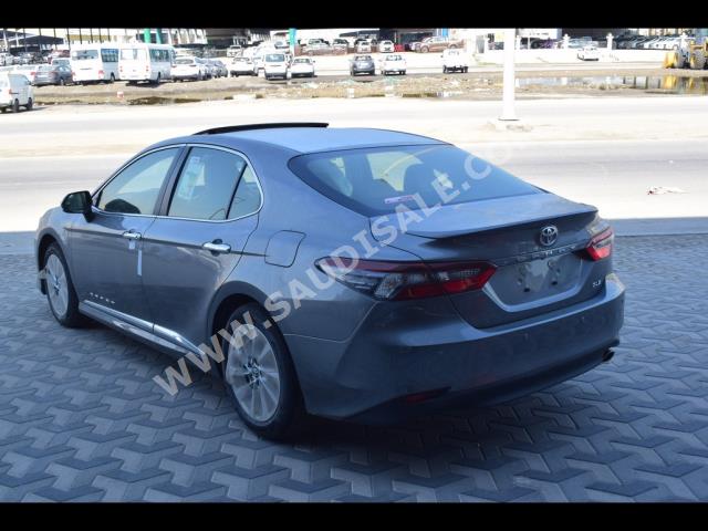 2024 تويوتا كامري جي ال اي