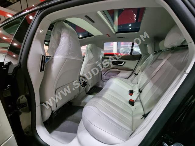 2022 مرسيدس - بنز إي كيو إس 450+