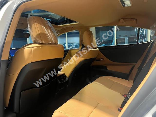 2023 لكزس إي إس 300إتش
