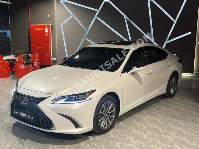 2023 لكزس إي إس 300إتش