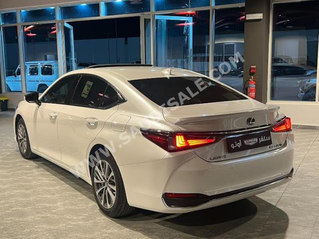 2023 لكزس إي إس 300إتش