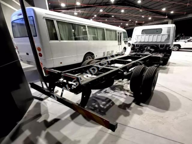 2023 متسوبيشي فوزو كنتر