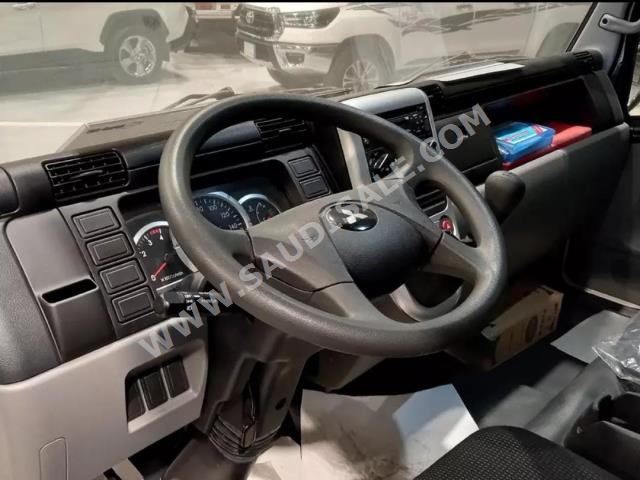 2023 متسوبيشي فوزو كنتر