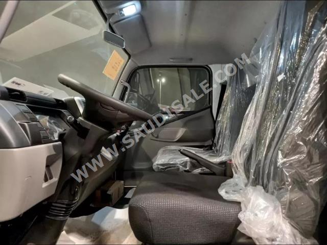 2023 متسوبيشي فوزو كنتر