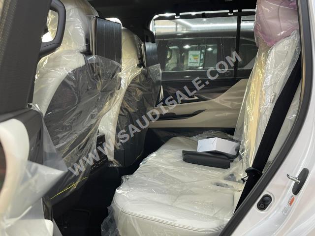 2023 لكزس إل إكس 600