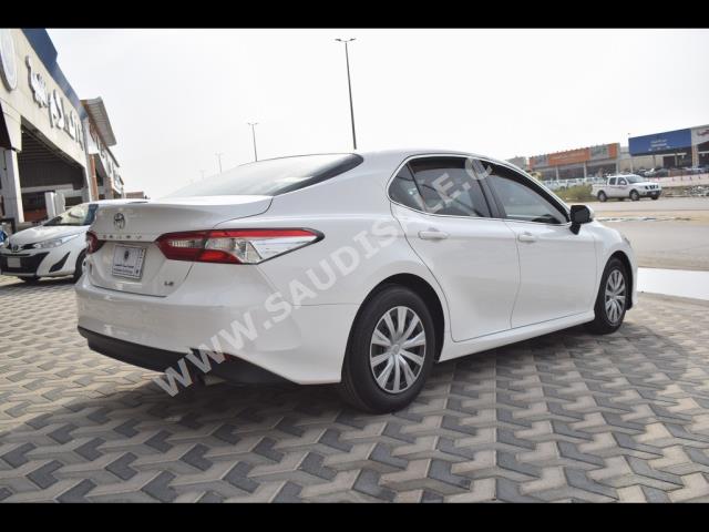 2020 تويوتا كامري ال اي