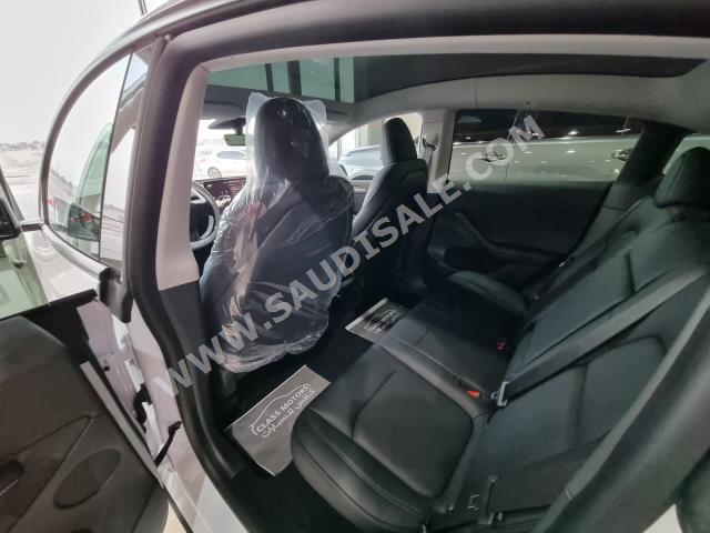 2022 تيسلا موديل واي