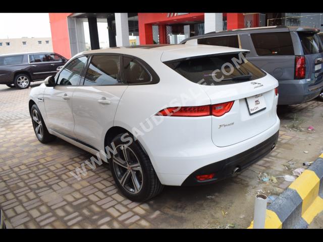 2016 جاكوار اف-بيس