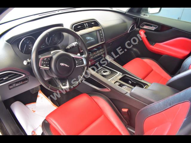 2016 جاكوار اف-بيس