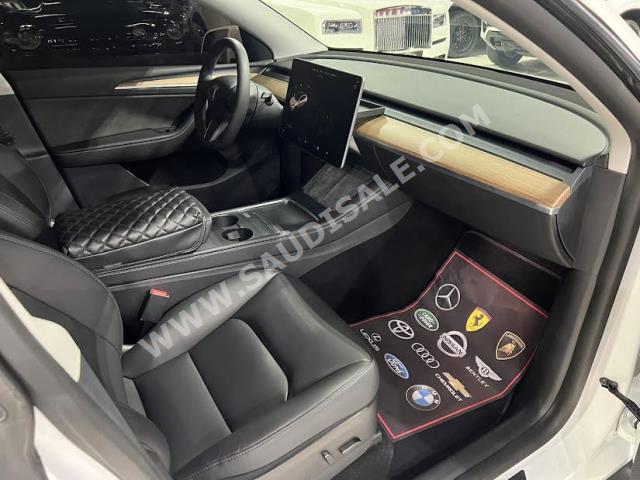 2022 تيسلا موديل واي