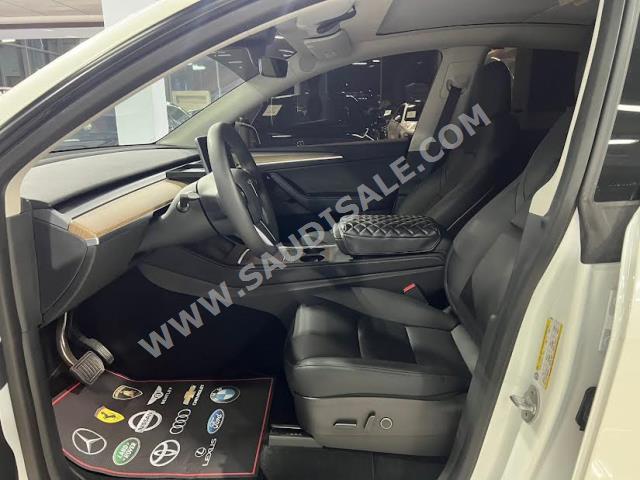 2022 تيسلا موديل واي