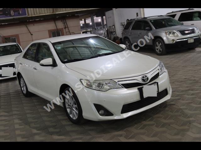 2014 تويوتا كامري جي ال اكس