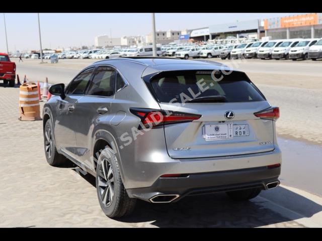 2021 لكزس إن إكس 300
