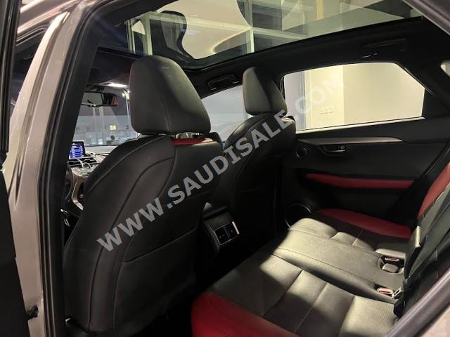 2018 لكزس إن إكس 300