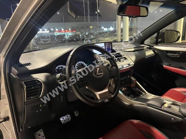 2018 لكزس إن إكس 300