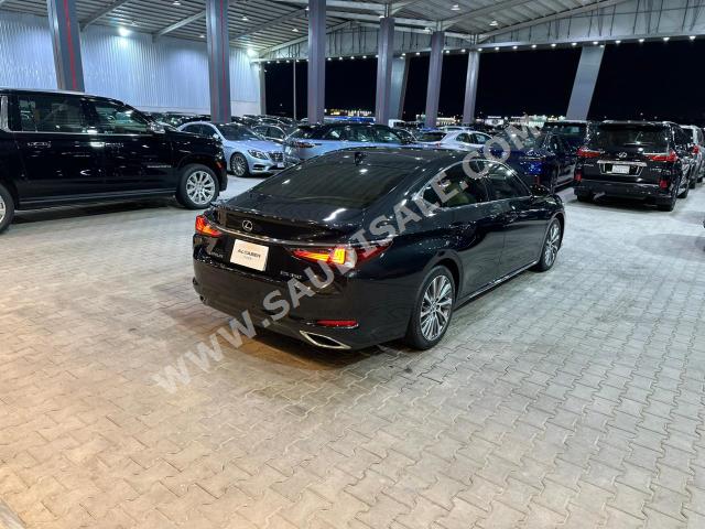 2019 لكزس إي إس 350