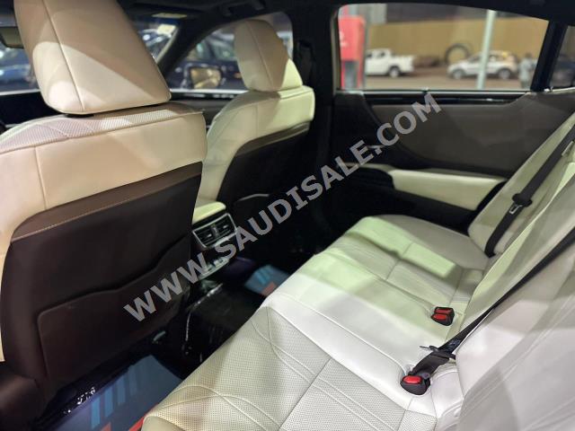 2019 لكزس إي إس 350