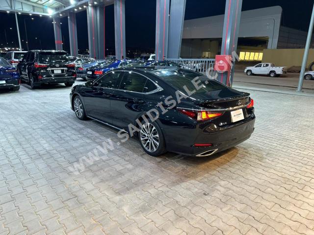 2019 لكزس إي إس 350