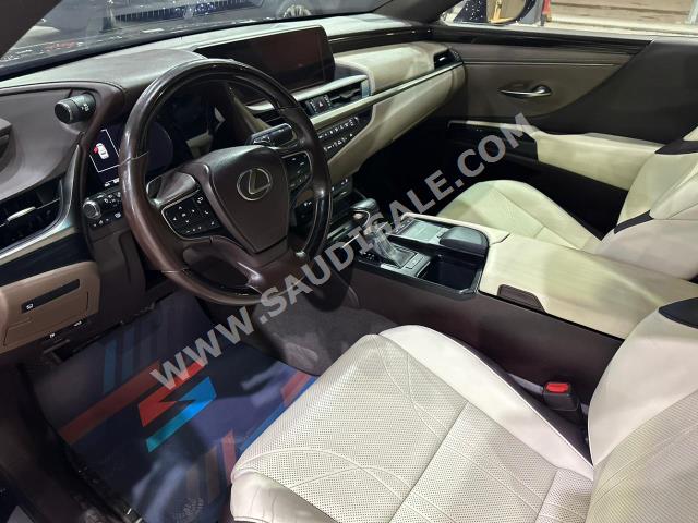 2019 لكزس إي إس 350