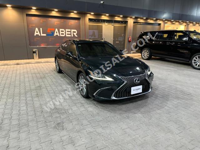 2019 لكزس إي إس 350