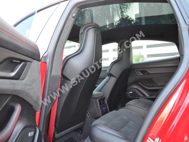 2022 بورش تايكان جي تي اس