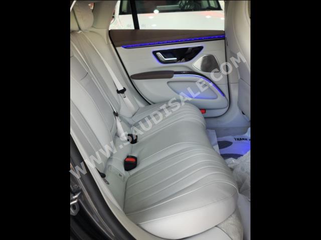 2022 مرسيدس - بنز إي كيو إس 450+