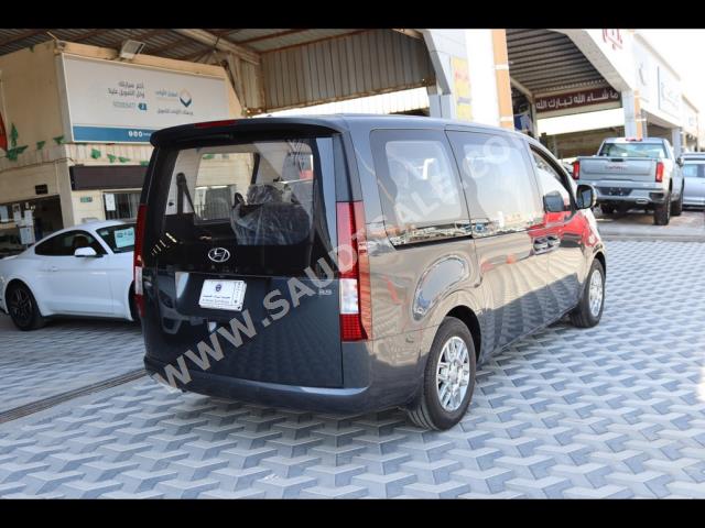 2023 هيونداي ستاريا