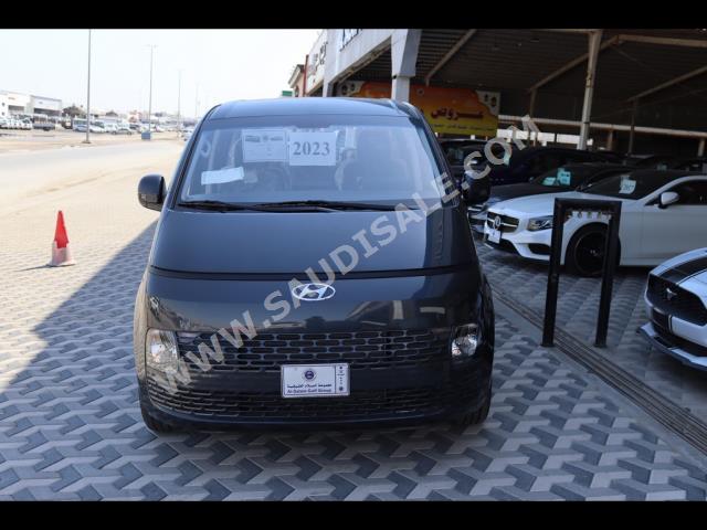 2023 هيونداي ستاريا