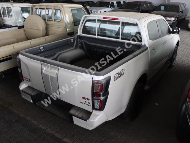 2022 ايسوزو بيكب غمارتين