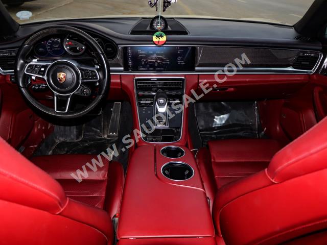 2017 Porsche Panamera 4S
