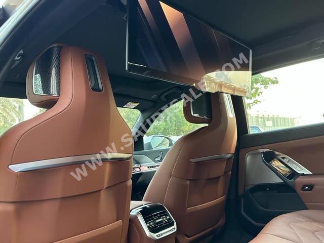 2024 بي ام دبليو الفئة السابعة 735 إل أي