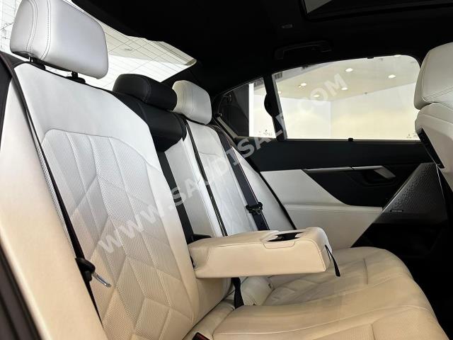 2024 بي ام دبليو الفئة الخامسة 520 أي