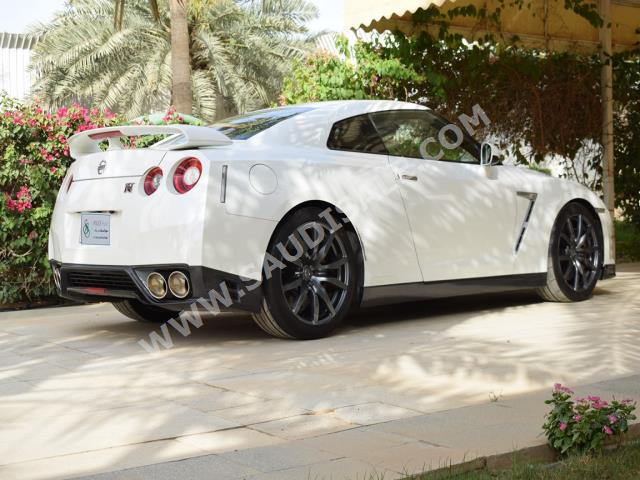 2014 نيسان جي تي - ار