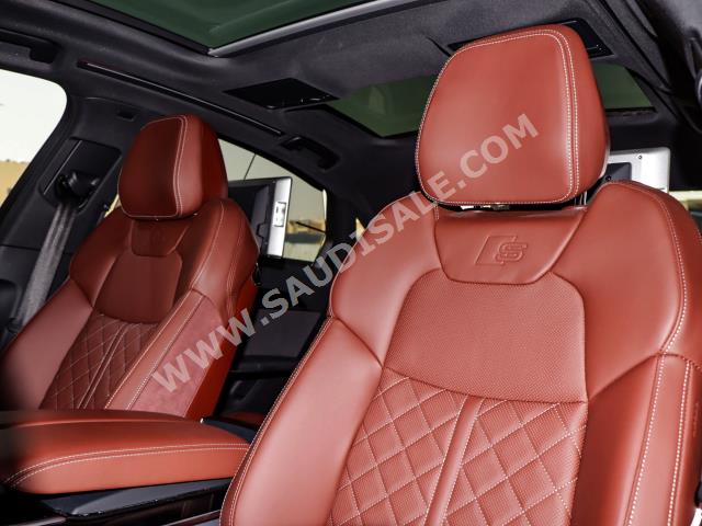 2023 اودي اي 8 ال اس لاين