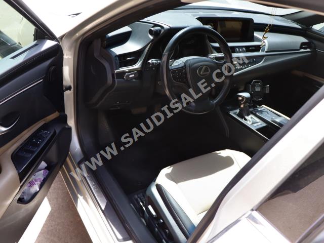 2019 لكزس إي إس 300إتش