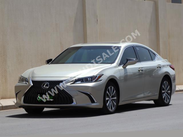2019 لكزس إي إس 300إتش