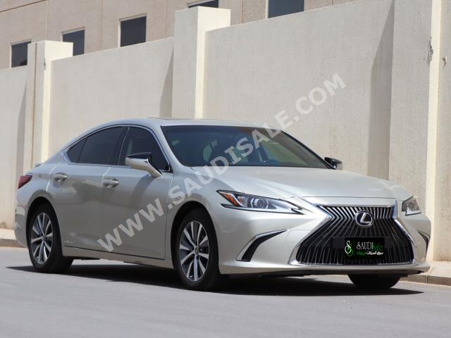 2019 لكزس إي إس 300إتش