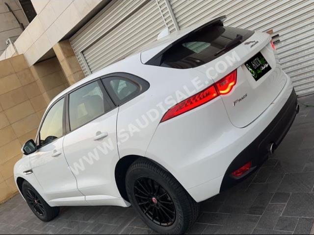 2017 جاكوار اف-بيس