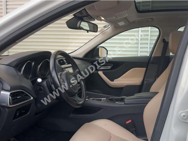 2017 جاكوار اف-بيس