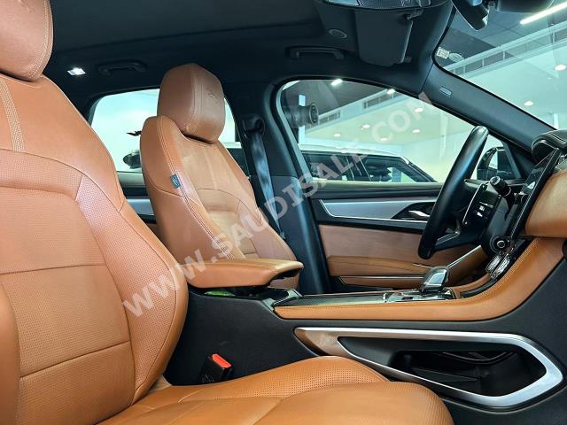 2021 جاكوار اف-بيس