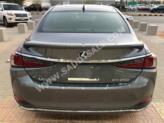 2021 لكزس إي إس 250