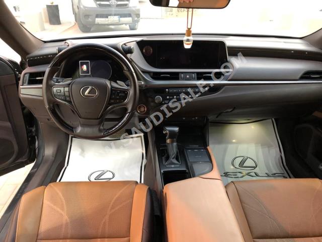 2021 لكزس إي إس 250