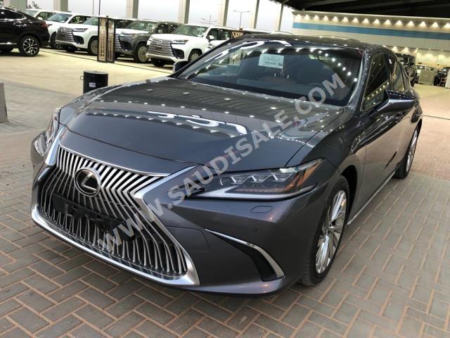 2021 لكزس إي إس 250