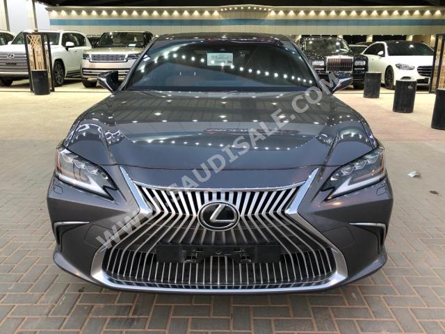 2021 لكزس إي إس 250