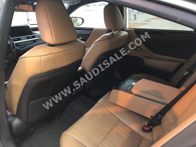 2021 لكزس إي إس 250