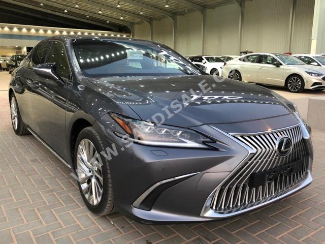2021 لكزس إي إس 250