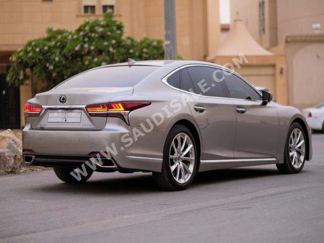 2018 لكزس إل إس 500