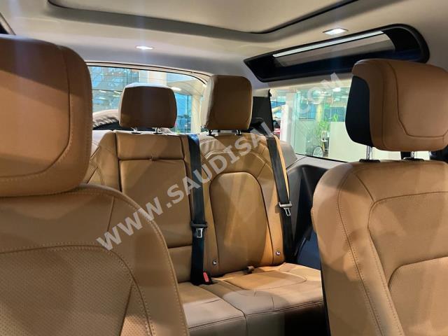 2024 لاند روفر ديفيندر