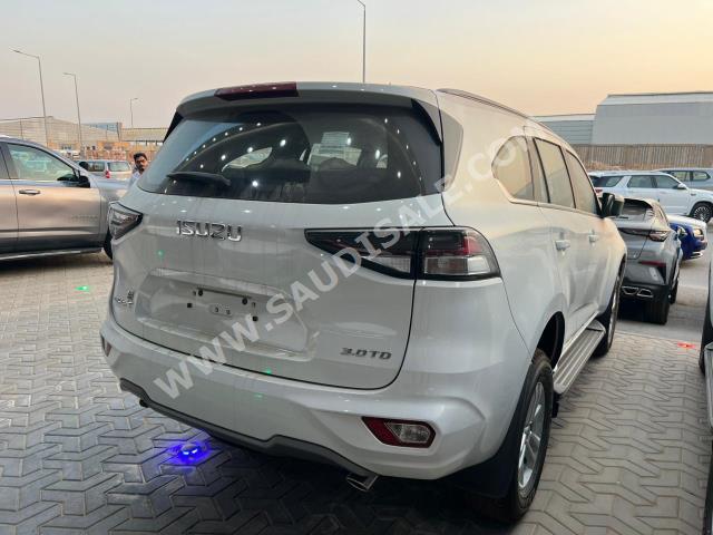 2023 ايسوزو ام يو اكس