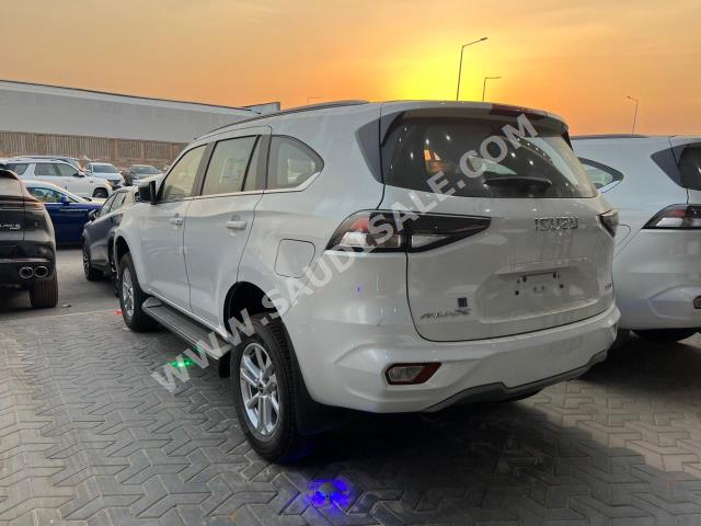 2023 ايسوزو ام يو اكس